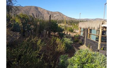 Parcela con hermosa casa principal y cabaña.