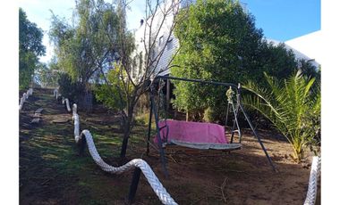 Parcela con hermosa casa principal y cabaña.