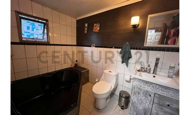 Parcela con hermosa casa principal y cabaña.