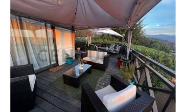 Parcela con hermosa casa principal y cabaña.