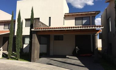 CASA EN VENTA EN CORREGIDORA BALVANERA QUERETARO CON DOBLE SEGURIDAD