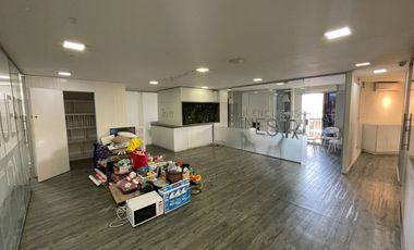 oficina en venta en poblado. Cod V8986309