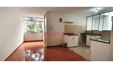 Se Vende Casa  De  Tres Pisos  Y Azotea  (5 Unidades Inmobiliarias ) Frente A  Parque, Limite  A Pueblo Libre  En  La  Urb. Las Brisas