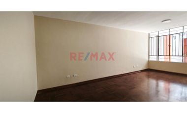 Se Vende Casa  De  Tres Pisos  Y Azotea  (5 Unidades Inmobiliarias ) Frente A  Parque, Limite  A Pueblo Libre  En  La  Urb. Las Brisas