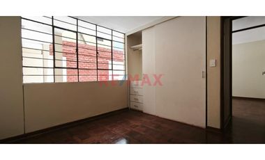 Se Vende Casa  De  Tres Pisos  Y Azotea  (5 Unidades Inmobiliarias ) Frente A  Parque, Limite  A Pueblo Libre  En  La  Urb. Las Brisas