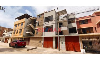 Se Vende Casa  De  Tres Pisos  Y Azotea  (5 Unidades Inmobiliarias ) Frente A  Parque, Limite  A Pueblo Libre  En  La  Urb. Las Brisas