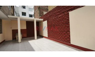 Se Vende Casa  De  Tres Pisos  Y Azotea  (5 Unidades Inmobiliarias ) Frente A  Parque, Limite  A Pueblo Libre  En  La  Urb. Las Brisas