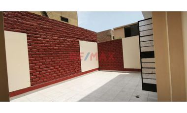 Se Vende Casa  De  Tres Pisos  Y Azotea  (5 Unidades Inmobiliarias ) Frente A  Parque, Limite  A Pueblo Libre  En  La  Urb. Las Brisas