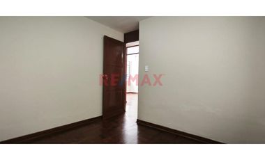 Se Vende Casa  De  Tres Pisos  Y Azotea  (5 Unidades Inmobiliarias ) Frente A  Parque, Limite  A Pueblo Libre  En  La  Urb. Las Brisas