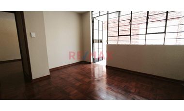 Se Vende Casa  De  Tres Pisos  Y Azotea  (5 Unidades Inmobiliarias ) Frente A  Parque, Limite  A Pueblo Libre  En  La  Urb. Las Brisas