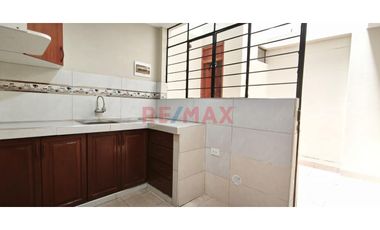 Se Vende Casa  De  Tres Pisos  Y Azotea  (5 Unidades Inmobiliarias ) Frente A  Parque, Limite  A Pueblo Libre  En  La  Urb. Las Brisas