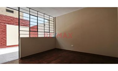 Se Vende Casa  De  Tres Pisos  Y Azotea  (5 Unidades Inmobiliarias ) Frente A  Parque, Limite  A Pueblo Libre  En  La  Urb. Las Brisas