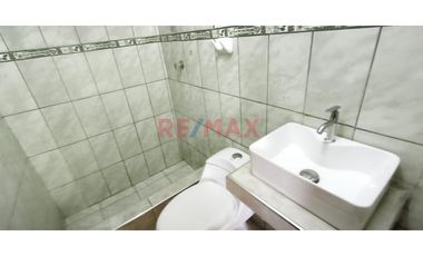 Se Vende Casa  De  Tres Pisos  Y Azotea  (5 Unidades Inmobiliarias ) Frente A  Parque, Limite  A Pueblo Libre  En  La  Urb. Las Brisas