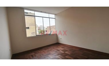 Se Vende Casa  De  Tres Pisos  Y Azotea  (5 Unidades Inmobiliarias ) Frente A  Parque, Limite  A Pueblo Libre  En  La  Urb. Las Brisas