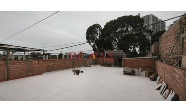 Se Vende Casa  De  Tres Pisos  Y Azotea  (5 Unidades Inmobiliarias ) Frente A  Parque, Limite  A Pueblo Libre  En  La  Urb. Las Brisas