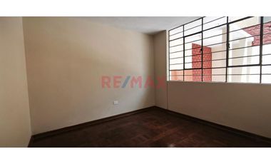Se Vende Casa  De  Tres Pisos  Y Azotea  (5 Unidades Inmobiliarias ) Frente A  Parque, Limite  A Pueblo Libre  En  La  Urb. Las Brisas