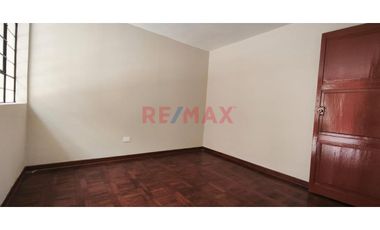 Se Vende Casa  De  Tres Pisos  Y Azotea  (5 Unidades Inmobiliarias ) Frente A  Parque, Limite  A Pueblo Libre  En  La  Urb. Las Brisas