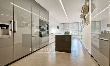 Departamento nuevo con jardín y basement, vistas despejadas a canchas de golf.