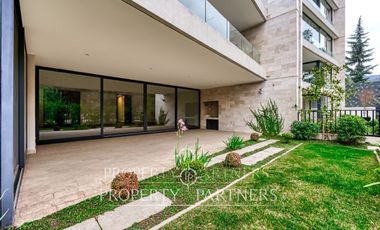 Departamento nuevo con jardín y basement, vistas despejadas a canchas de golf.