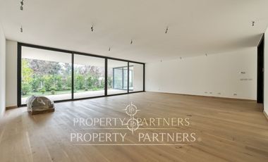 Departamento nuevo con jardín y basement, vistas despejadas a canchas de golf.