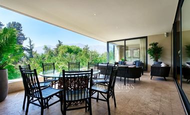 Departamento nuevo con jardín y basement, vistas despejadas a canchas de golf.