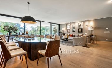 Departamento nuevo con jardín y basement, vistas despejadas a canchas de golf.