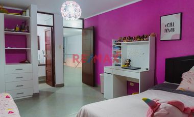 Venta Casa 3 Pisos Con Cochera En Urb. Soliluz