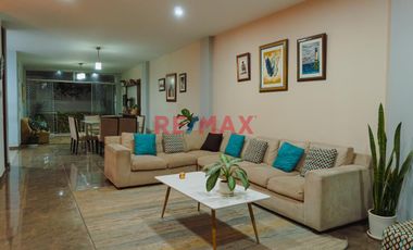 Venta Casa 3 Pisos Con Cochera En Urb. Soliluz