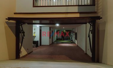 Venta Casa 3 Pisos Con Cochera En Urb. Soliluz