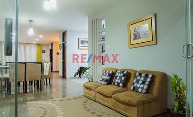 Venta Casa 3 Pisos Con Cochera En Urb. Soliluz