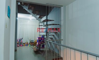 Venta Casa 3 Pisos Con Cochera En Urb. Soliluz