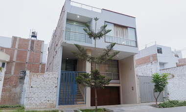 Venta Casa 3 Pisos Con Cochera En Urb. Soliluz