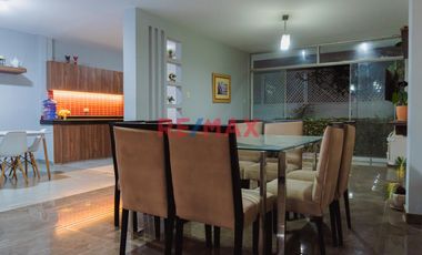 Venta Casa 3 Pisos Con Cochera En Urb. Soliluz