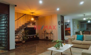 Venta Casa 3 Pisos Con Cochera En Urb. Soliluz