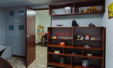 Venta Casa 3 Pisos Con Cochera En Urb. Soliluz