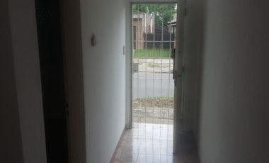 PH PLANTA BAJA FRENTE CON COCINA COMEDOR, AGUA CALIENTE POR TERMOTANQUE, BAÑO CON DUCHA Y BIDET Y 1 HABITACIÓN.
