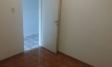 PH PLANTA BAJA FRENTE CON COCINA COMEDOR, AGUA CALIENTE POR TERMOTANQUE, BAÑO CON DUCHA Y BIDET Y 1 HABITACIÓN.