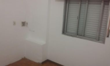 PH PLANTA BAJA FRENTE CON COCINA COMEDOR, AGUA CALIENTE POR TERMOTANQUE, BAÑO CON DUCHA Y BIDET Y 1 HABITACIÓN.