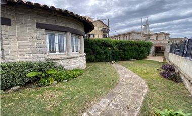 Residencia frente al Mar. Ideal uso comercial. U$S 450.000