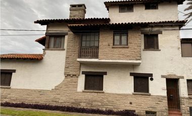 Residencia frente al Mar. Ideal uso comercial. U$S 450.000