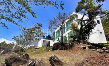 Se Vende Moderna e Impresionante Casa en Altos del Maria