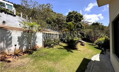 Se Vende Moderna e Impresionante Casa en Altos del Maria