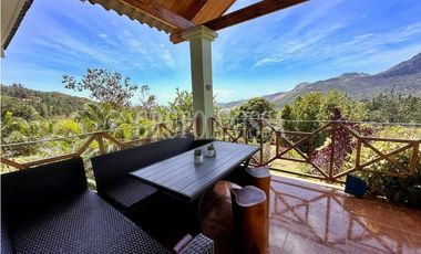 Se Vende Moderna e Impresionante Casa en Altos del Maria