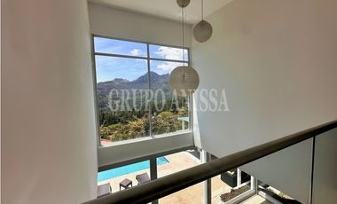 Se Vende Moderna e Impresionante Casa en Altos del Maria