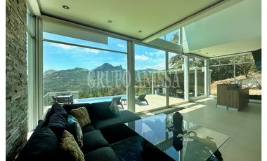 Se Vende Moderna e Impresionante Casa en Altos del Maria