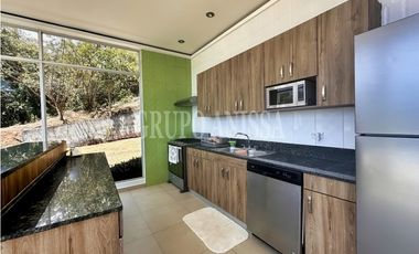 Se Vende Moderna e Impresionante Casa en Altos del Maria