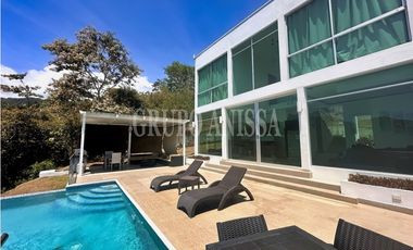 Se Vende Moderna e Impresionante Casa en Altos del Maria