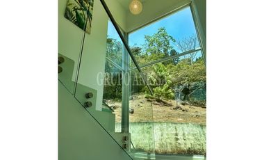 Se Vende Moderna e Impresionante Casa en Altos del Maria