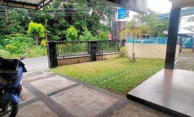 Rumah Mangku Jalan Barat Nologaten, 2 Lantai