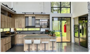 CASA CAMPESTRE MODERNA A LA VENTA EN ENVIGADO LOMA DEL ESCOBERO